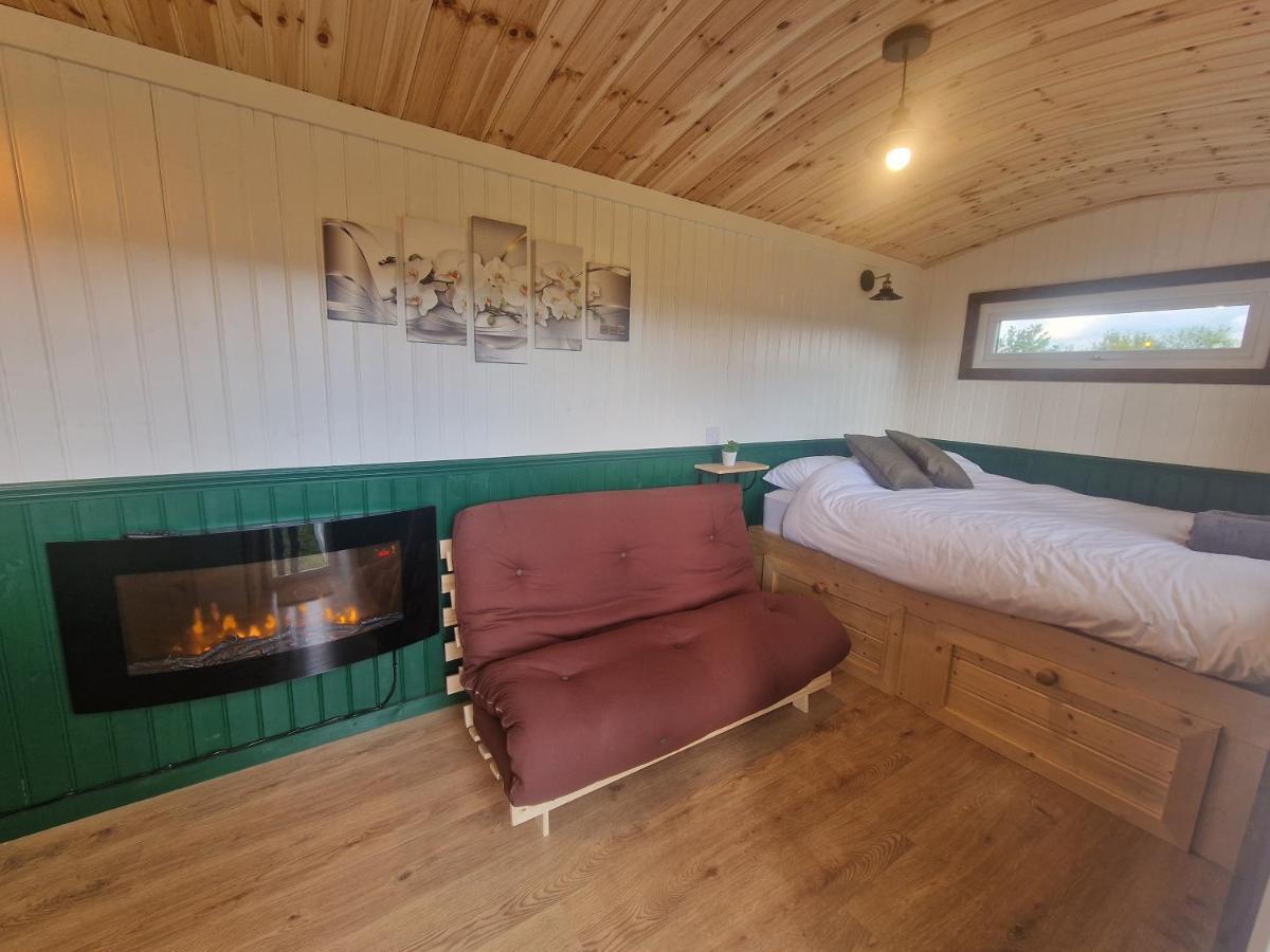 Cwtch Glamping Shepherds Huts Abergavenny Bagian luar foto