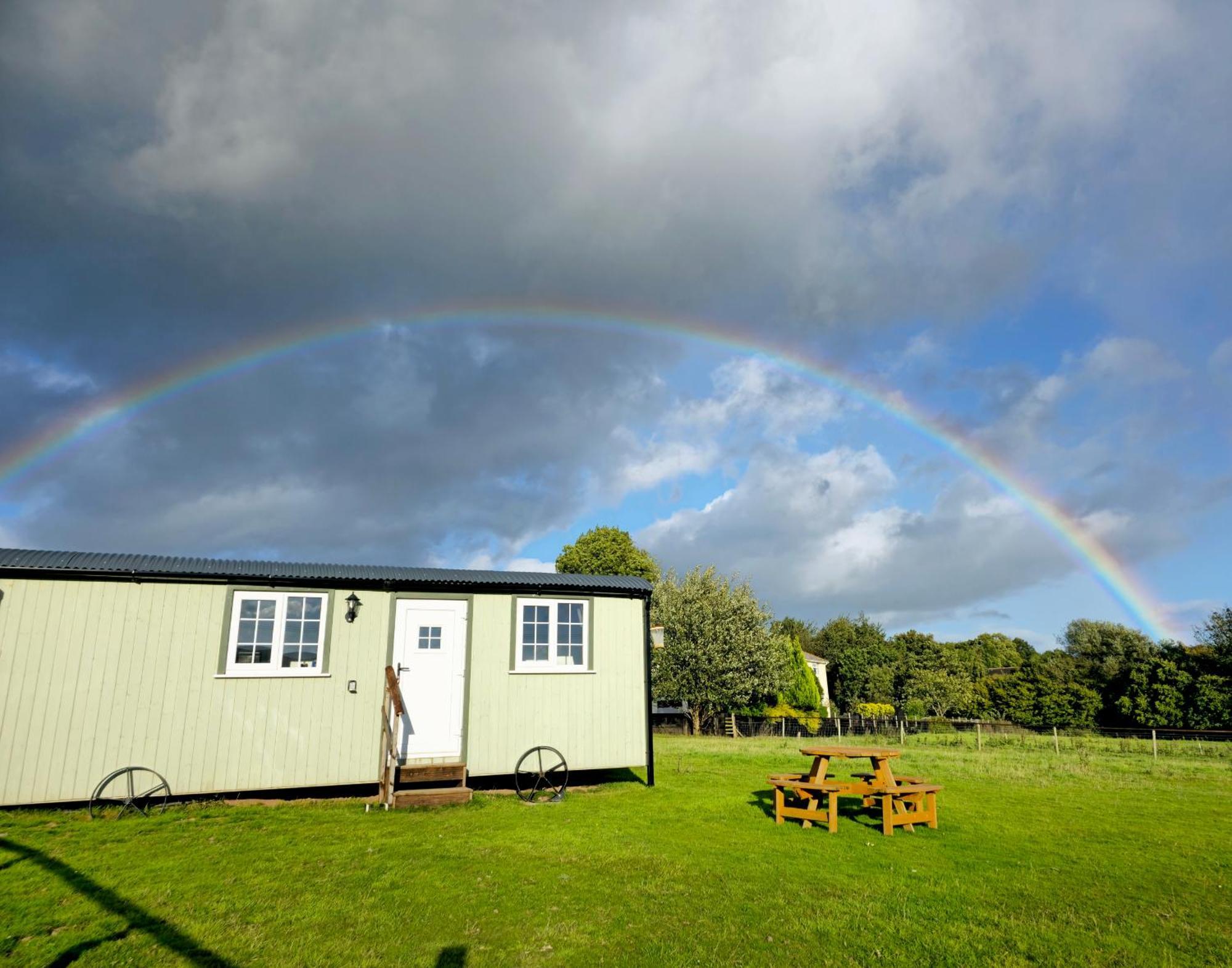 Cwtch Glamping Shepherds Huts Abergavenny Bagian luar foto